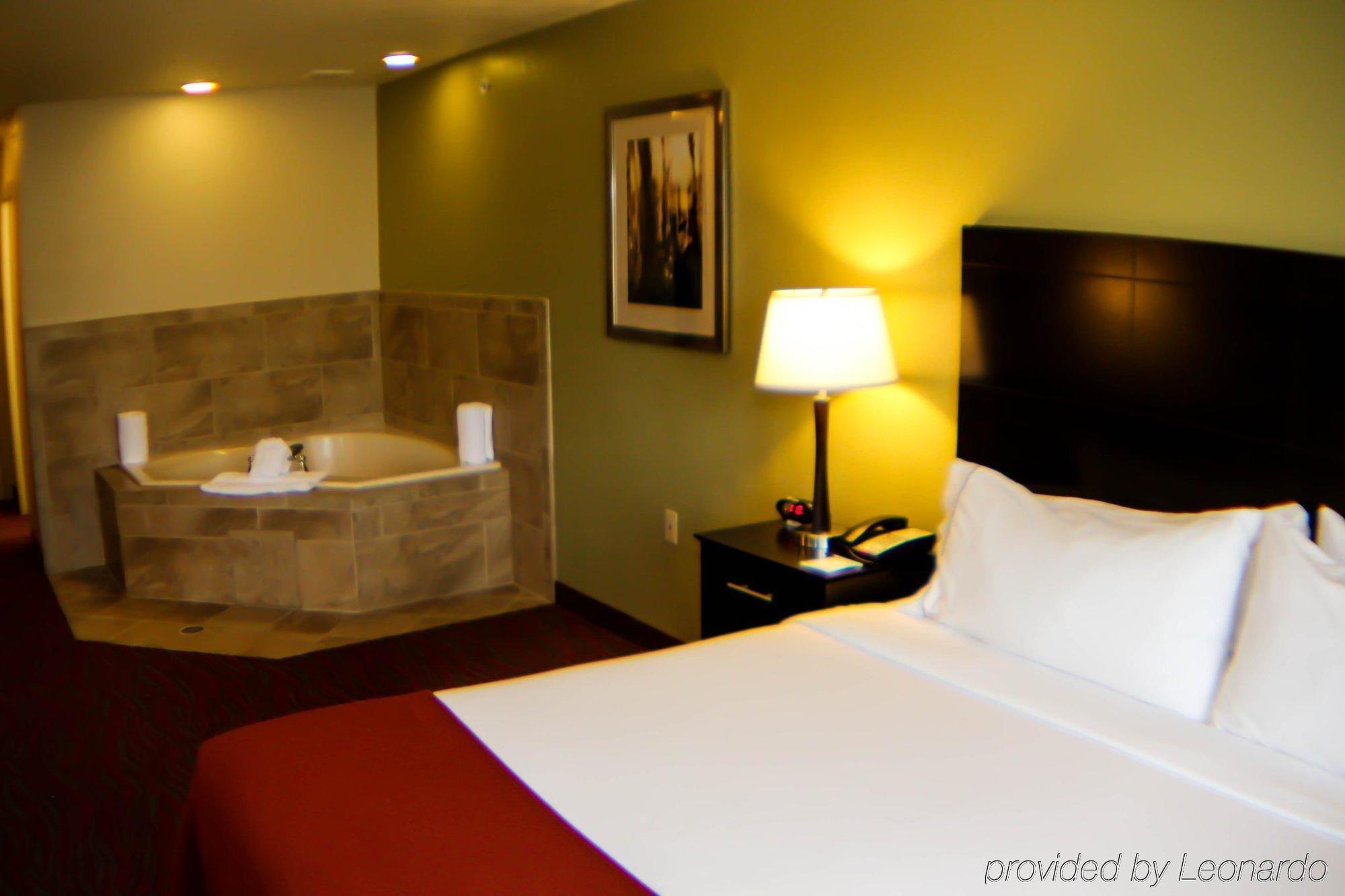 Holiday Inn Express & Suites Indianapolis North - Carmel By Ihg Exterior photo